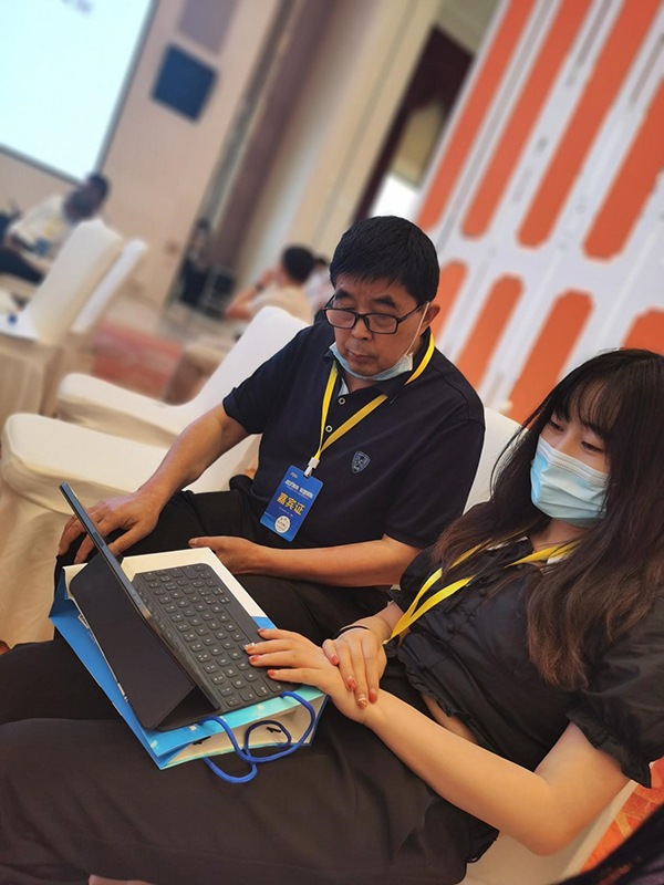 管理藝術和研發中心